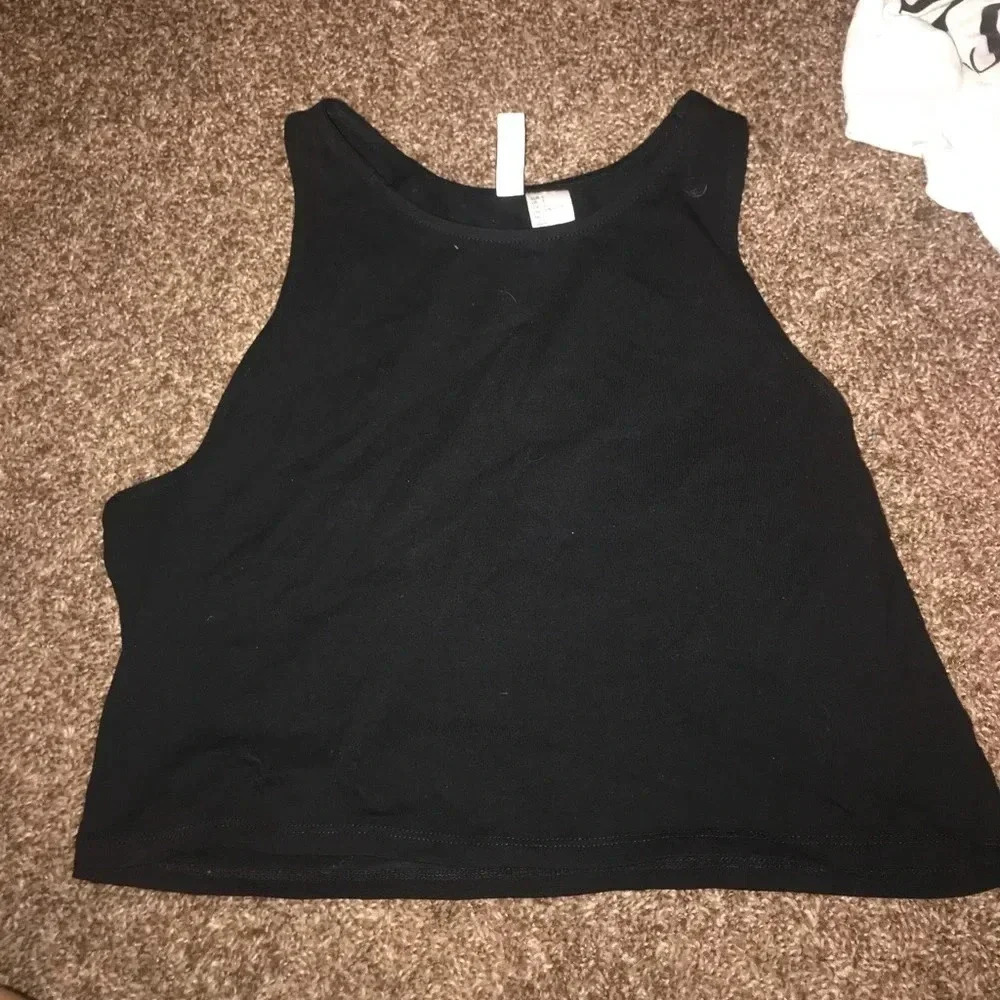 🧾 Black crop top